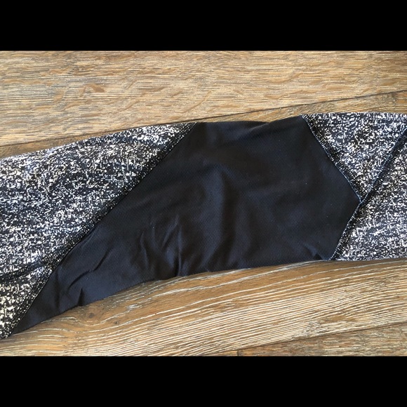 Lululemon crops with side pockets - Picture 3 of 4